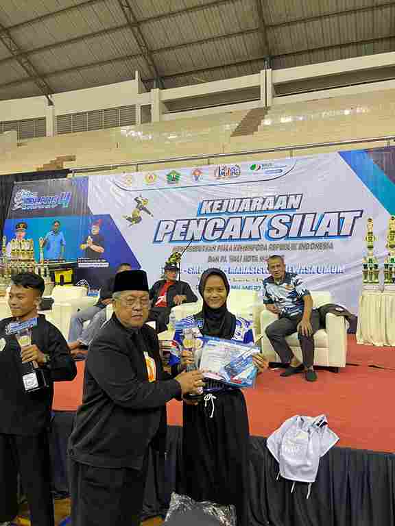 Mendapatkan penghargaan pesilat terbaik dewasa